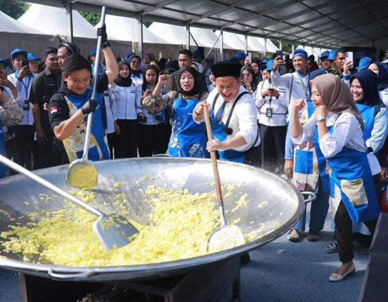 PNM Berbagi 1000 Makanan Dengan Bobon Santoso