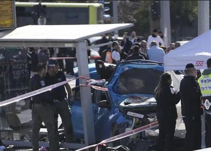 mobil-menabrak-halte-di-israel-8-orang-terluka