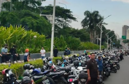 polisi-menindak-parkir-liar-di-senayan-jakpus