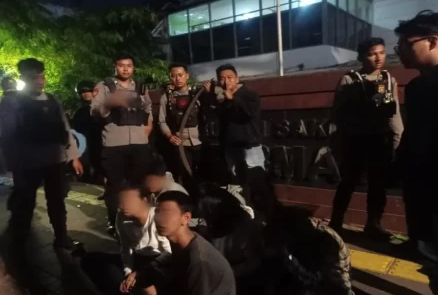 Kelompok Pemuda di Kemang Nongkrong Sambil Bawa Sajam