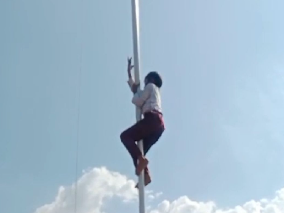 Siswa SD Lampung Panjat Tiang Bendera Untuk Perbaiki Pengait