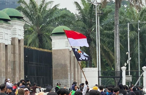 demo-di-gedung-dpr-mahasiswa-bawa-bendera-one-piece