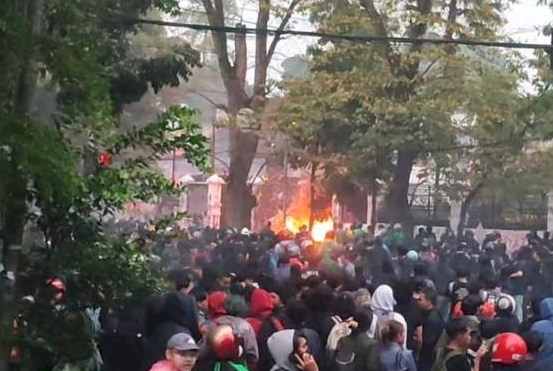 Demo Bandung Ricuh Sampai Membakar Mess MPR RI