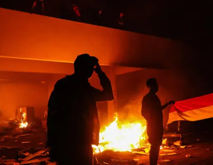 Situasi Demo Makassar Memanas, Gedung DPR Dibakar