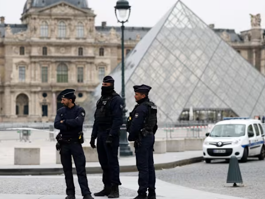 Museum Louvre yang Terletak di Prancis Dibobol, Kok Bisa?