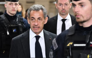 eks-presiden-prancis-resmi-dibawa-masuk-ke-penjara