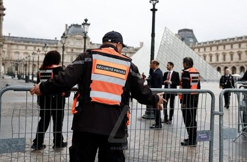 Prancis Menangkap 5 Tersangka Pencuri Museum Louvre