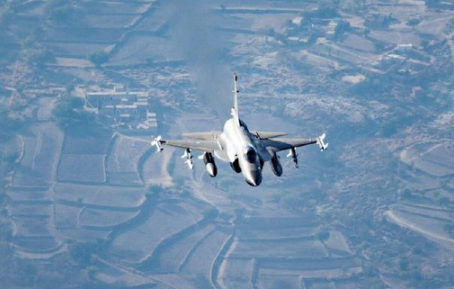 Pakistan Melemparkan Bom ke Afghanistan, 10 Warga Tewas