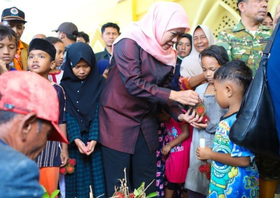 Khofifah Menyalurkan Bantuan di Pidie Jaya