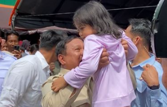 prabowo-peluk-para-pengungsi-di-langkat