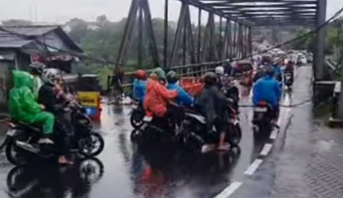 tiang-listrik-re-martadinata-bogor-roboh