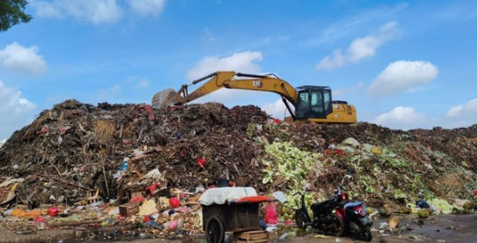 dlh-kerahkan-13-truk-10-tronton-angkut-sampah-kramat-jati