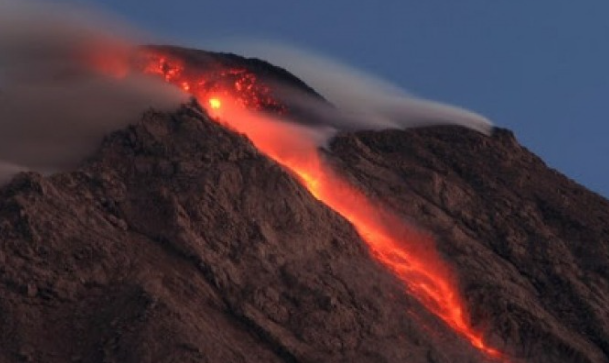 Gunung Merapi Sembur Lava Pijar 4 Kali