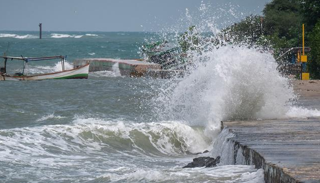 Gelombang Tinggi 4 Meter di Selatan Jawa